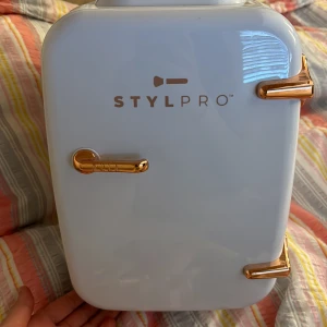Stylpro mini fridge  - En stylpro mini fridge för smink, skincare och organisation. Den kommer inte till användning längre men är i jättebra skick. Går att sänka priset lite💕 Obs: sladen kommer också