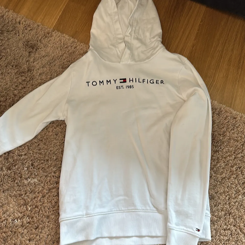 Jättefin hoodie från Tommy Hilfiger, köpt på Johnells för ca 700kr. Storlek 164, passar XXS/XS/S. Helt oanvänd.. Hoodies.