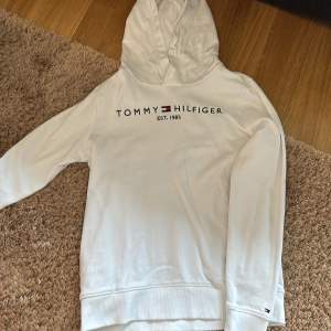 Jättefin hoodie från Tommy Hilfiger, köpt på Johnells för ca 700kr. Storlek 164, passar XXS/XS/S. Helt oanvänd.