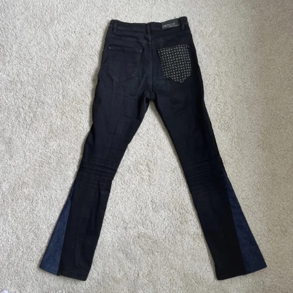Coola om gjorda jeans! Stretchiga ursprungligen från Lindex i bomull.  Mått: Midjemått: 64 cm Innerbenslängd: 72 cm Byxvidd (längst ner): 19 cm 💘💘 (Pris går att diskutera). Jeans & Byxor.