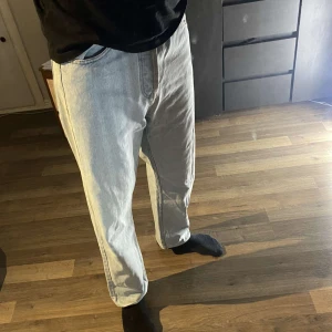 Levis 501 jeans - Feta levis jeans, bra skick. Bara lappen där bak som blivit lite skrynklig. Hör av dig för mer information!😄