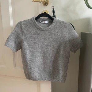 Stickad T-shirt - Använd typ 5 gånger, inga tecken på användning⭐️