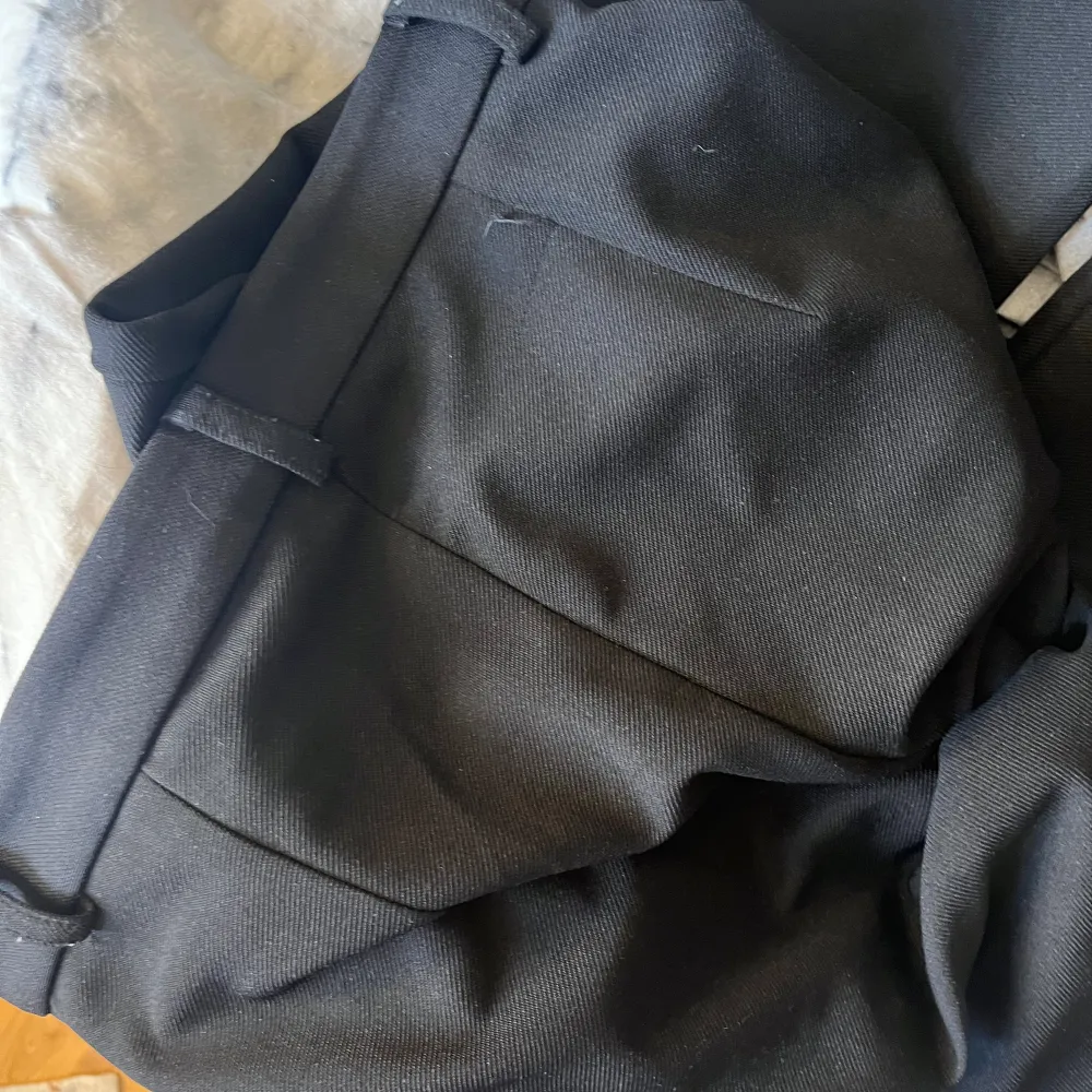 Säljer dessa Långmidjade kostymbyxor från lager 157! Storlek XS (jag är 170). Använder inte dem längre och är i behov av pengar priset kan diskuteras☺️. Jeans & Byxor.