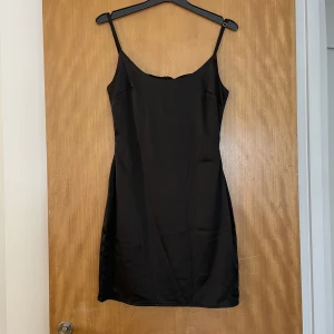 Klänning  - Silkes klänning från missguided aldrig använd i storlek 36