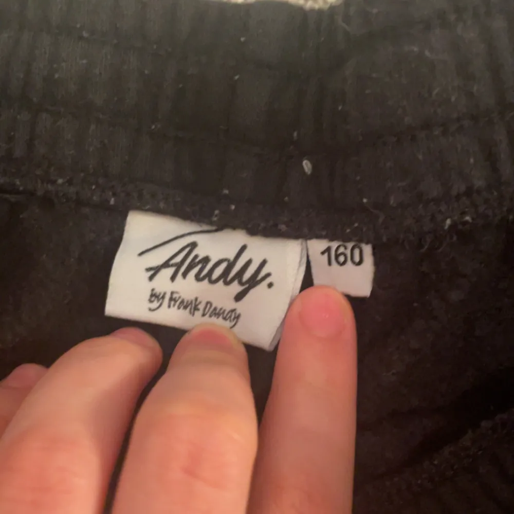 Hej säljer dessa mjukis byxor vet ej var dom är ifrån men märket är Andy storlek 160 passar mig som har S❤️. Jeans & Byxor.