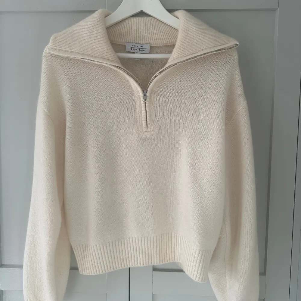 Säljer min fina halv zip från & other stories som tyvärr inte kommer till användning längre, nypris 990kr. Använd fåtal gånger och är i nyskick💕. Tröjor & Koftor.