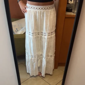 Långkjol  - Vit långkjol med fina detaljer som inte går att köpa längre. Nyskick. 