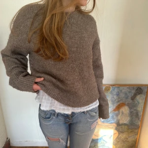 stickad tröja - brun stickad tröja h&m i storlek XS. den är använd men inte nopprig. skriv för fler bilder eller frågor!