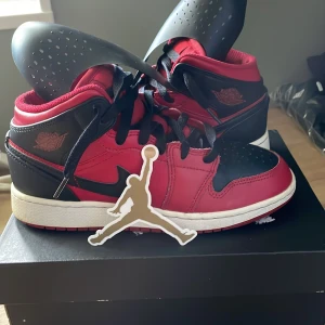 AIR jordan 1 Mid EUR 37,5 - Jag säljer ett par AIR Jordan, dom är ganska bra skick bara lite slitna på sulan. Ni kan även få med box, klistermärke och creaseskydd.