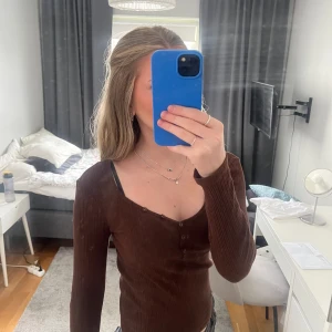 Tröja - Säljer min tröja från Vero Moda(pieces)då jag tycker att det börjar bli för liten och kort i armarna💗den är i fint skick då jag inte använt den få gånger.