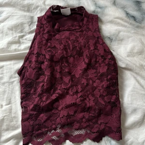 Ginatricot topp - Topp från ginatricot! Säljer då den är för liten, det är storlek XS men skulle säga att det är en XXS ❤️