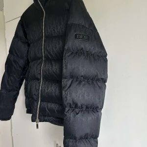 Dior jacka - Dior jacka i herr modell, väldigt sparsamt använd och därför i mycket gott skick. Köpt på diors egna hemsida, kvitto finns!