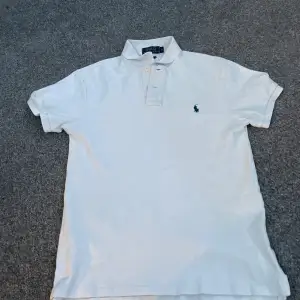 Nu säljer jag denna vita polo Ralph lauren piké för 449kr💫 Storlek S slimfit 💫 Hör av er vid funderingar eller intresse🙏 Pris kan diskuteras!🙏