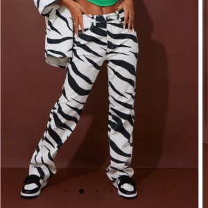 Zebra jeans Prettylittlething - Ett par skitcoola zebra jeans från prettylittlething i storlek 34, men skulle säga att de passar 36 också! Endast använda två gånger, så bra skick. Passar perfekt till temafest eller festival! 🔥