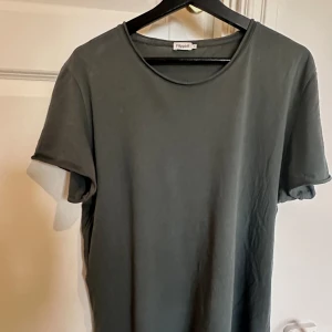 T-shirt Filippa K, Small - Grågrön T-shirt med rund hals från Filippa K. Fint skick, storlek  S men något stor i storleken. 
