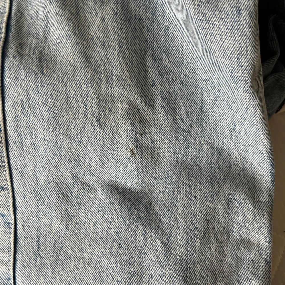 Säljer dessa fina lågmidjade blåa jeans från Weekday i storlek W26 L32. De är i fint skick men har lite fläckar som bara syns om man kollar nära (bild 3 och 4). Pris kan diskuteras💕. Jeans & Byxor.