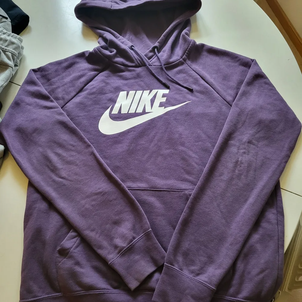 Lila färgad Nike hoodie i herr storlek small. Tröjan är i fint skick.. Hoodies.