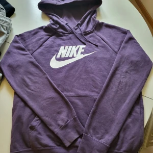 Nike hoodie - Lila färgad Nike hoodie i herr storlek small. Tröjan är i fint skick.