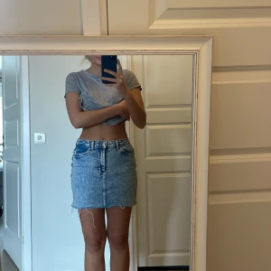 Jeans kjol  - Säljer denna skitsnygga jeans kjol från bershka