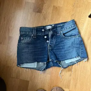 Super snygga jeans shorts från Levis, perfekt till sommaren. De är köpte på Sellpy och i väldigt bra skick. Jag har aldrig använt de , eftersom att de är lite för små för mig!💕