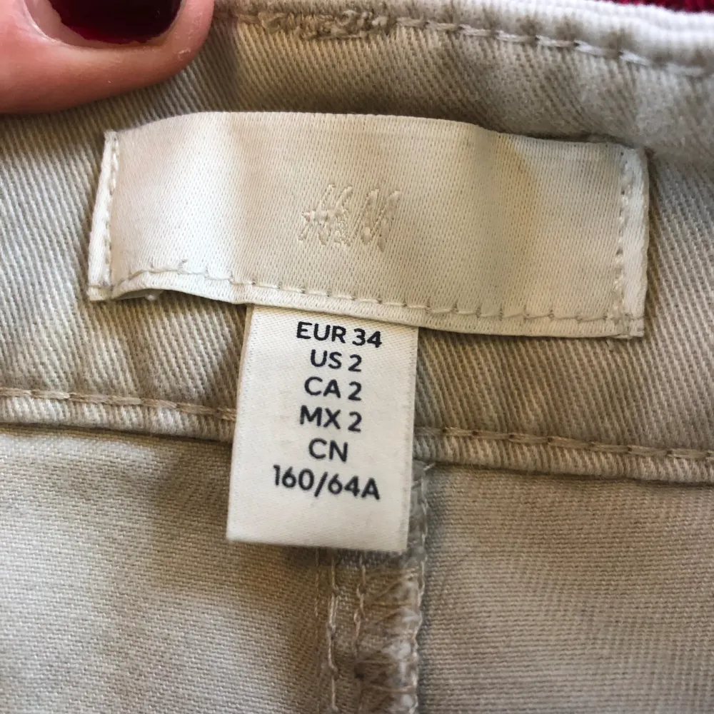 Säljer ett par cargo byxor som jag köpte på hm för ungefär ett år sedan, dom har inga synliga defekter.  Storlek 34, passar bra på mig som brukar ha storlek S på byxor . Jeans & Byxor.