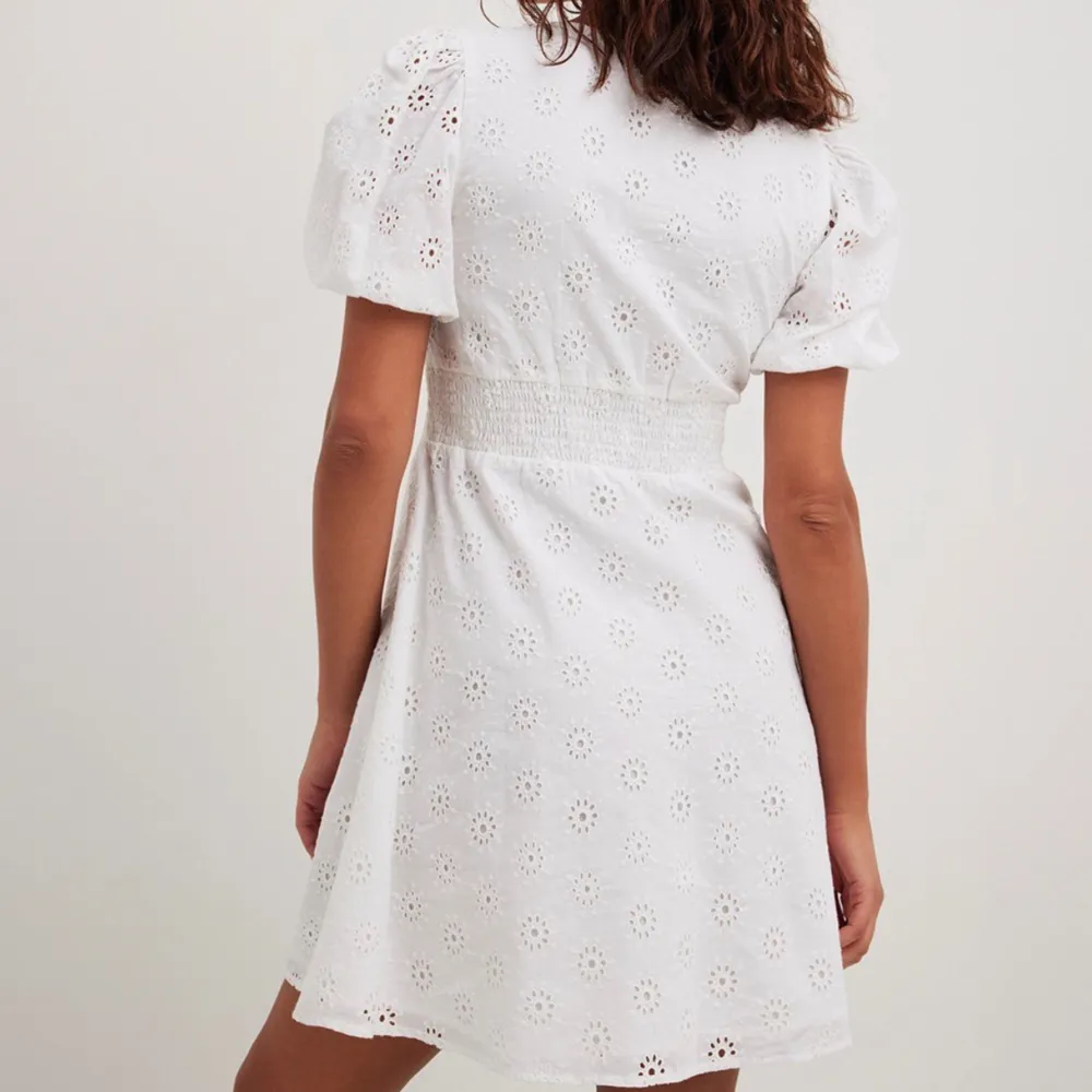 Säljer denna fina vita klänningen från NA-KD, aldrig använd med lappen kvar så precis som ny!. Klänningar.