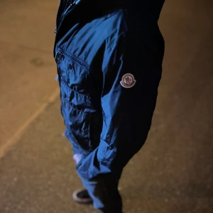Moncler Windbreaker - Säljer denna Moncler Windbreaker i storlek S,  Modellen på bilden är 174 cm lång och väger runt 68 kg. Skick 9/10. Inga defekter alls. Kan ta emot vissa byten även. Ifall du har någon fråga eller vill ha mer bilder skicka i dm!