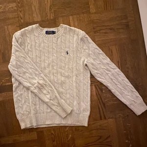 Ralph Lauren Stickad Tröja - Nypris: 2300 kr Mycket bra skick! Som nyskick Storlek: S