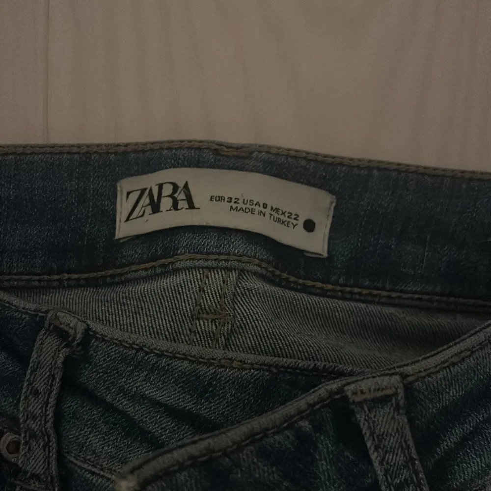 Trendiga jeans från zara som är Lågmidjade och bootcut!! Skulle säga att de passar till någon som är 164-168 ungefär. Har använt en del gånger, men fortfarande i bra skick ❤️‍🔥orginalpris är 400kr. Jeans & Byxor.