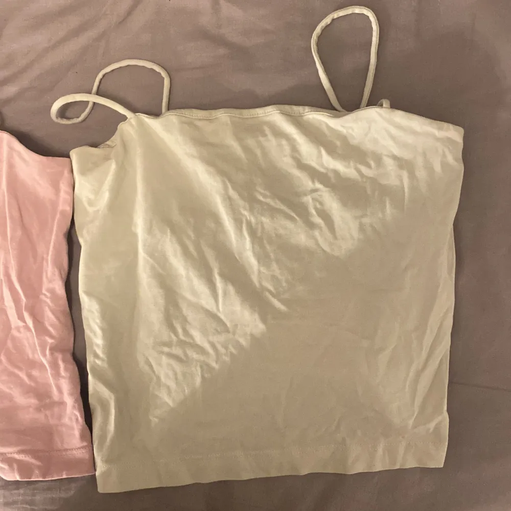 Ett ljusgrönt och ett ljus lila/rosa linne ifrån Ginatricot. Köp båda för 60kr eller en för 35. Toppar.