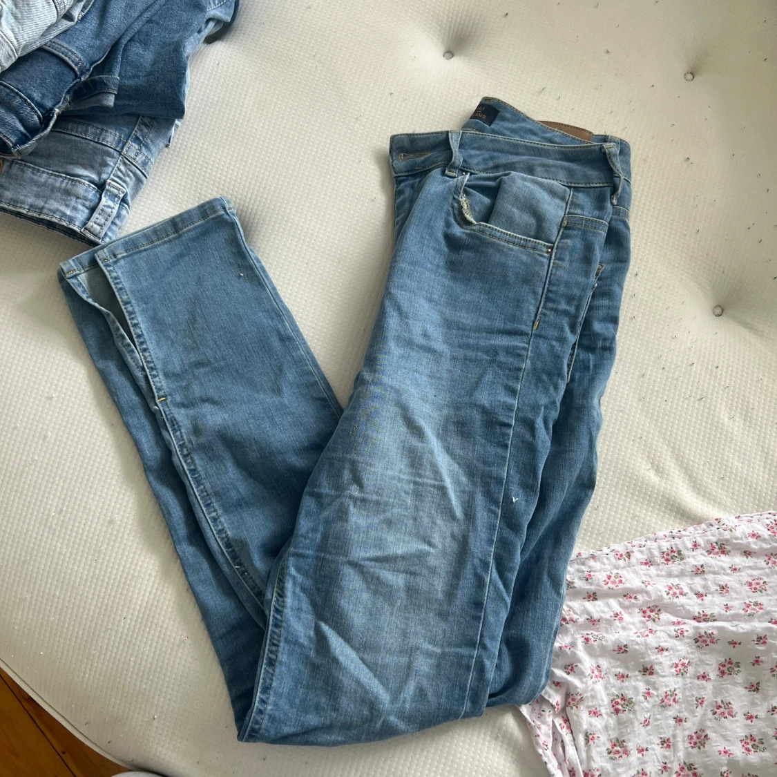 Ljusblåa jeans med slit  - 93