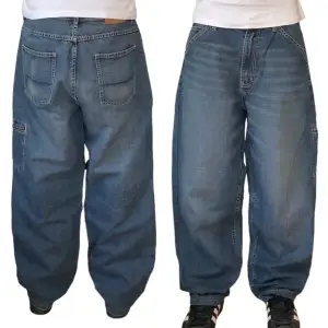 Nautica Jeans, hittar ej storlek. Är uppsydda och luktar rök. Jag på bilden är 180 cm. Mått: ytterbenslängd - 100 cm, midjemått - 45 cm, benöppning - 23 cm. Skriv för fler bilder och frågor!