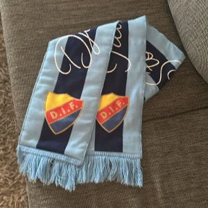 DIF halsduk  - Perfekt skick. Använd en gång.