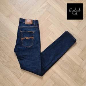 Mörkblå Nudie Jeans av modellen Lean Dean👖 Perfekta inför våren🏡 | Skick: 10/10 ⭐️ (inga deffekter) | Passform: Slim/straight | Pris: 499 kr (diskuterbart) | Modellen är 185 cm för refferens (170-180 rekomenderas) Hör av er vid minsta fundering ☺️