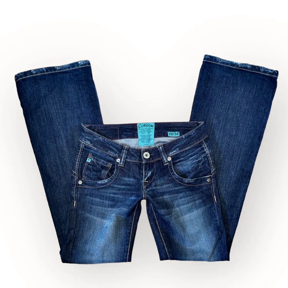  streetwear lågmidjade vintage utsvängda bootcut jeans med jättecoola detaljer på bakfickorna, vintage från Cordon och i jättebraskick, strl 28 på lappen som motsvarar ca S/36 💗// midja 37,5, längd 103, innerbens 85 (färgen är som 2 första bilderna). Jeans & Byxor.