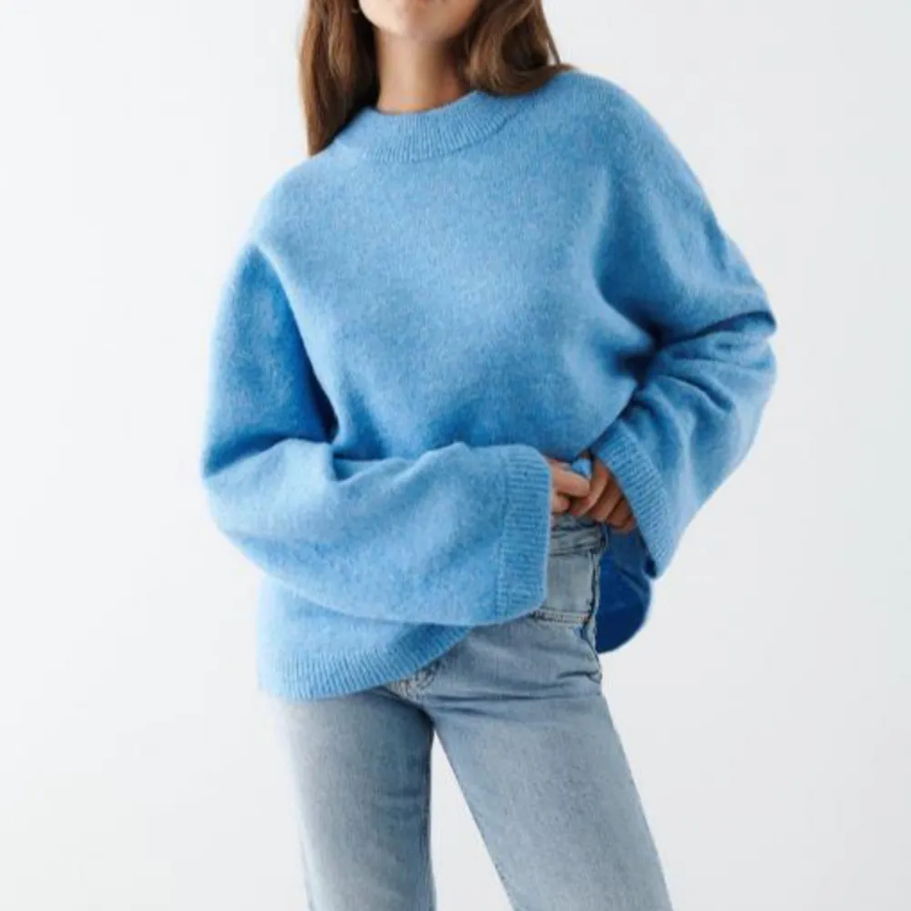 Blå stickad tröja från Gina Tricots premium quality kollektion. Nypris 399 kr. Den är använd endast en gång och har inga defekter. Perfekt nu till vår samt sommarkvällar 🙂. Tröjor & Koftor.