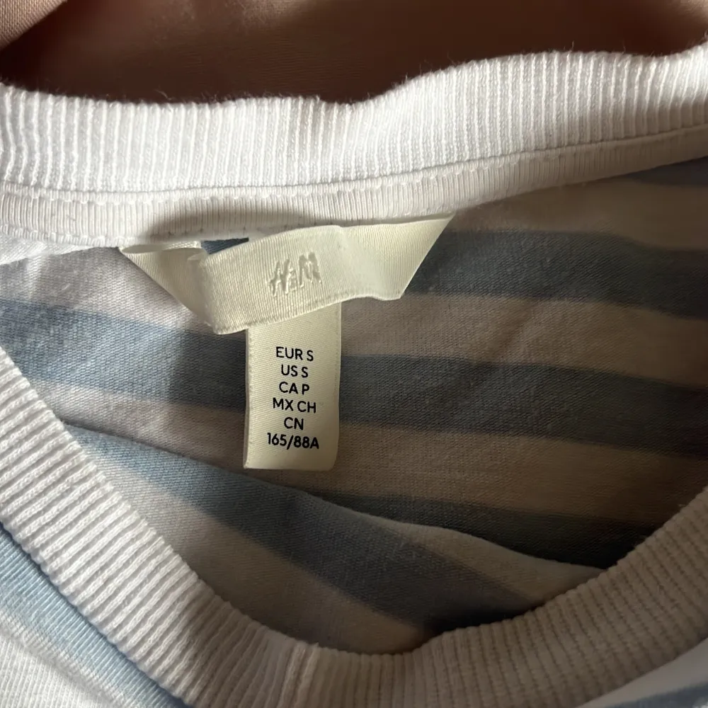 Fin tröja från HM i storlek S, bra skick och inga defekter som syns🩷. Tröjor & Koftor.