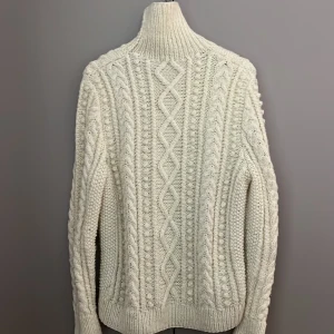 Stickad kofta, bra kvalitet  - Jättefin och bra kvalitet, stickad kofta som passar fint till jeansshorts eller blue jeans. 👖 Lite oversize men snygg passform! 