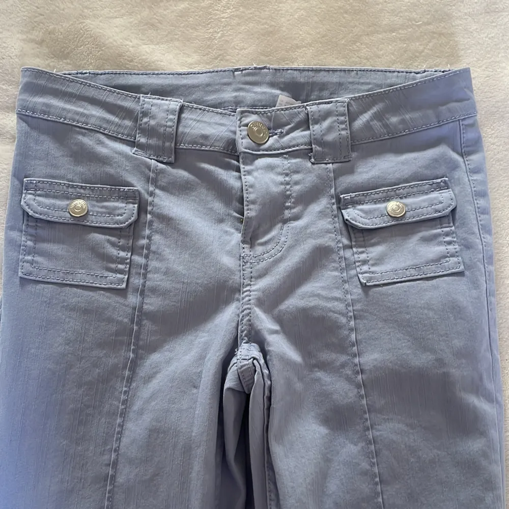 Snygga blåa cargo jeans/byxor! 💙🧵 Hör ev er eller lägg prisförslag vid intresse! Kan sälja direkt för 400 eller sänka priset vid snabb affär 💸. Jeans & Byxor.