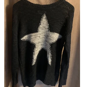 Stickad tröja med en stor stjärna⭐️ - Köpt second hand men trots det är tröjan i mycket bra skick! Materialet är lent och skönt och sticks inte alls😊