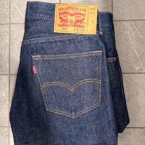 Levis 501 - Ett par stilrena levis 501.  Är i nyskick och är oinbrutna, levis jeans formar sig efter den som har haft på sig dem en längre tid.  Är i size W33 L32 Bara att skriva vid fler frågor🙂 Priset är ej hugget i sten