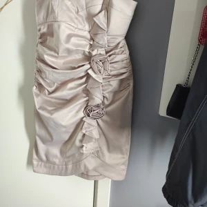 Klänning  - Klänning kanske bra till studenten. Aldrig använt,ser ut som på bilden.