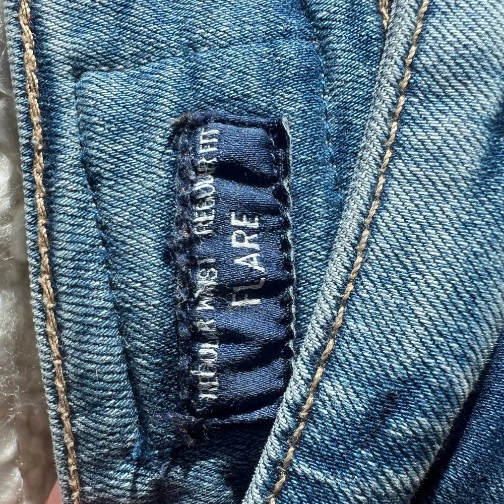 Säljer dessa super fina lågmidjade jeans som ej kommer till användning längre. Midjemått rakt över är 38 cm och innerbenslängden är 77 cm jag är 164 som referens. Skriv om du undrar ngt annars klicka bara köp nu!💓. Jeans & Byxor.