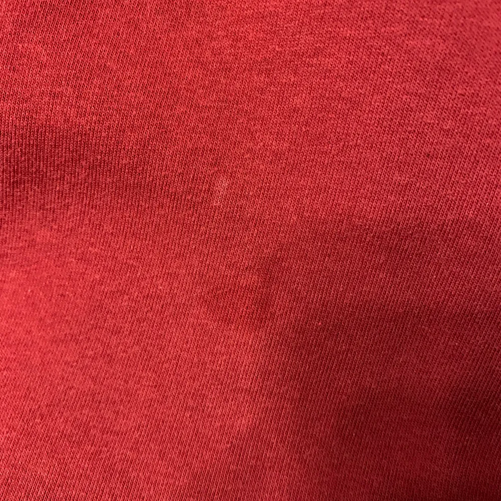 En vanlig tjocktröja med en jättefin röd färg! Tyvärr är det en liten fläck som ej går bort men generellt är tröjan i bra skick! . Tröjor & Koftor.