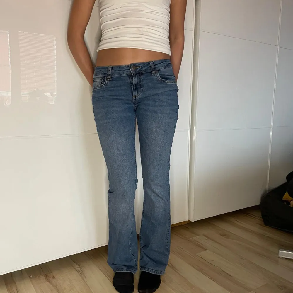 Säljer dessa fina jeans ifrån Zara. Som inte längre säljs längre. Säljer då dem inte passar mig (min syrra på bilden). Jeans & Byxor.