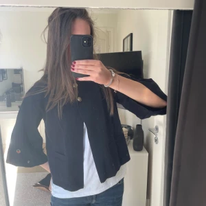 Trekvartsärmad tröja - Jätte fin trekvartsärmad tröja ifrån BUSNEL i storlek 36. Den är använd några få tal gånger o därför i bra skick! Hör av er vid fler frågor eller bilder😊