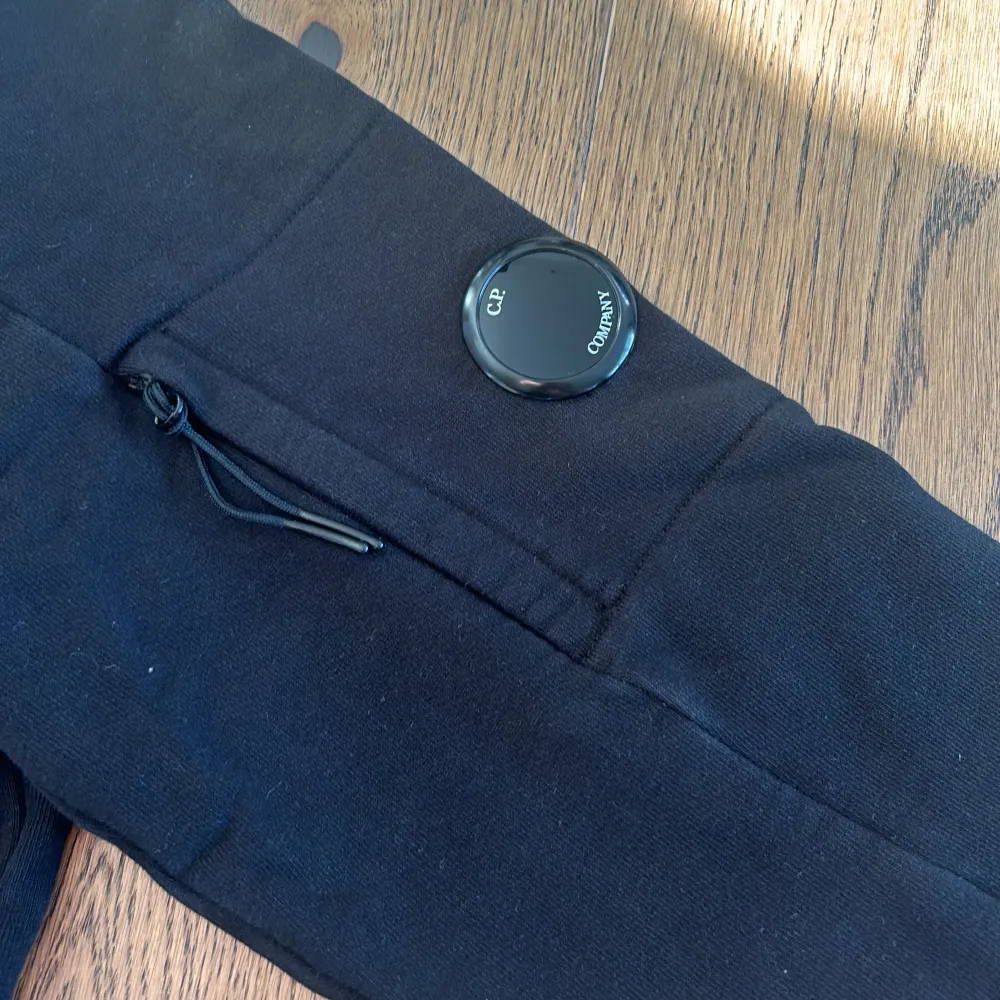 En svart C.P Company sweatshirt i storlek Medium. Köpt på Nordiska kompagniet i Göteborg. Har legat orörd i garderoben majoriteten av tiden, därför är skicket en stark 9/10. Nypris ca 2300kr. Tröjor & Koftor.