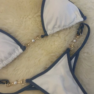 Bikini  - Säljer en bikini med pärlor på eftersom den är för stor på mig💕 bakdelen är lite mer åt det ”string:iga” hållet 💕