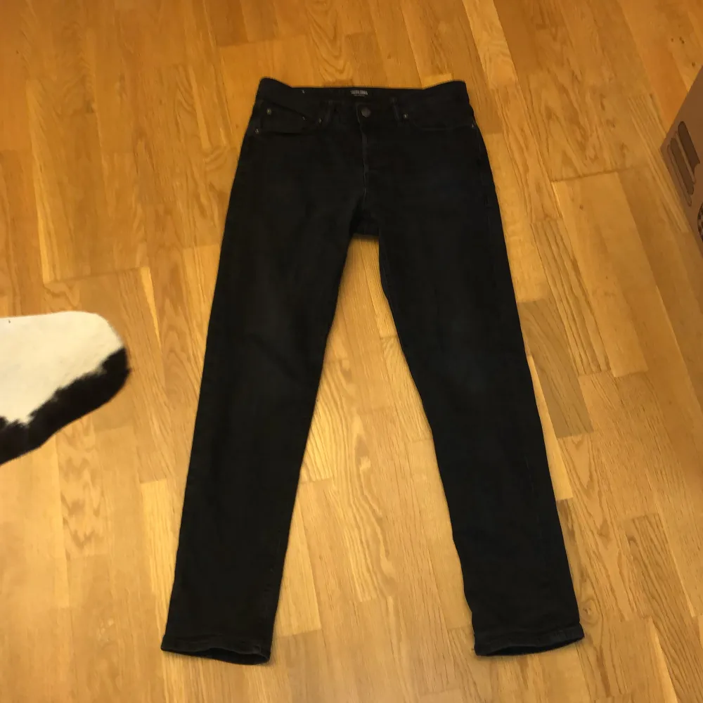 Ett par svarta Jack & Jones jeans i toppskick, modellen är Comfort/Mike, säljer åt en vän.. Jeans & Byxor.