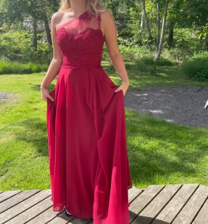 Balklänning  - Jättefin balklänning från dressroom linne. Endast använd en kväll. Nypris var 4900kr. Den är även uppsydd så den passar mig i längden som är 158 cm.❤️